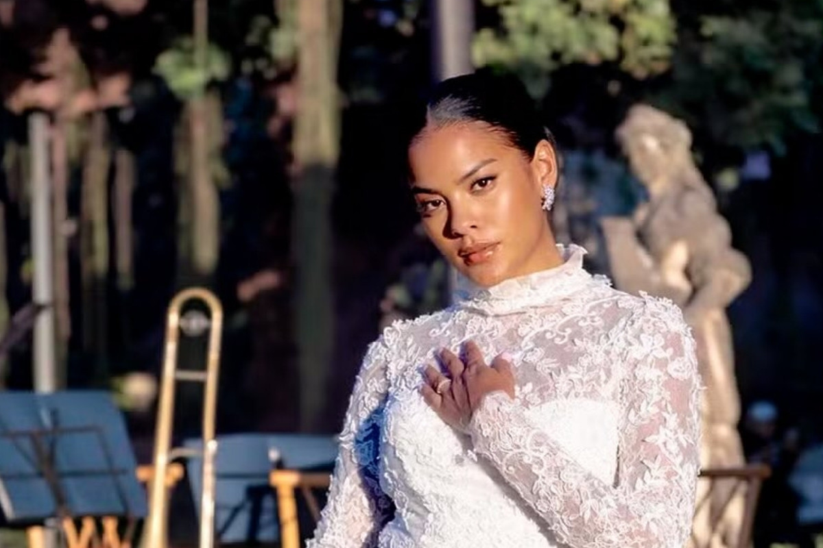 Foto de Bella Campos usando vestido de noiva em cena de Vale Tudo que recebeu críticas dos internautas