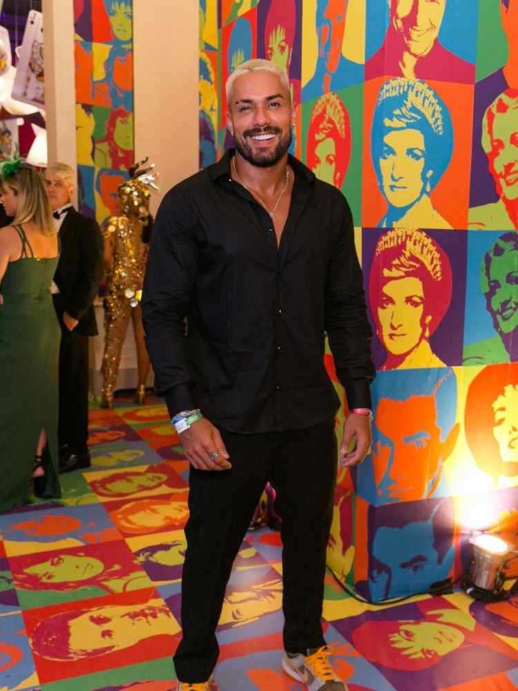 Bil Araújo no Baile do Copa 2023: look preto social.