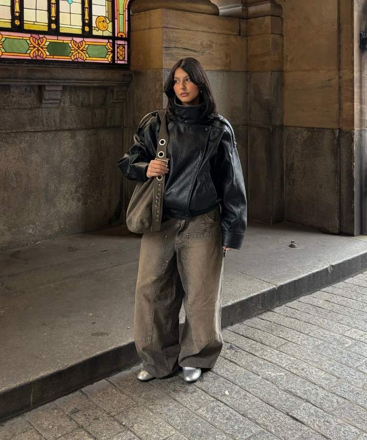 Mulher usando jaqueta de couro com gola alta, uma das tendências de casacos para o inverno de 2026
