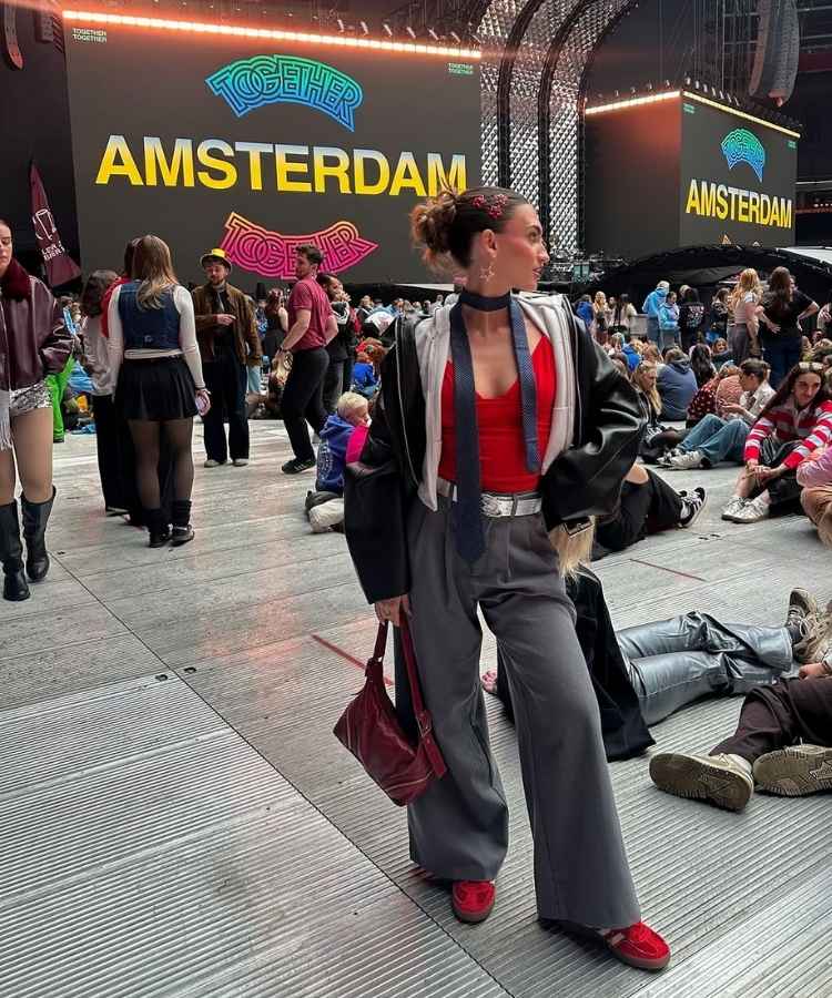 Look para o show do Harry Styles: regata vermelha, calça de alfaiataria e gravata enrolada no pescoço