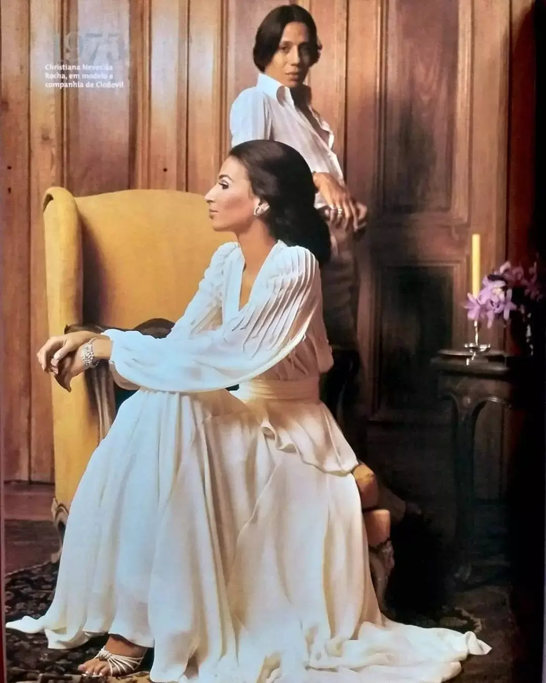Clodovil Hernandes posando com modelo na primeira edição da revista VOGUE no Brasil, em 1975. 