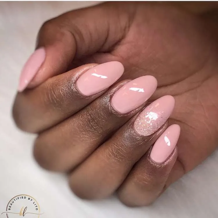 Unha amendoada decorada nas cores rosa com glitter prata
