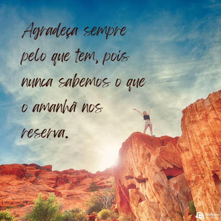 Foto de homem em montanha com frase de motivação"Agradeça sempre pelo que tem, pois nunca sabemos o que o amanhã nos reserva."