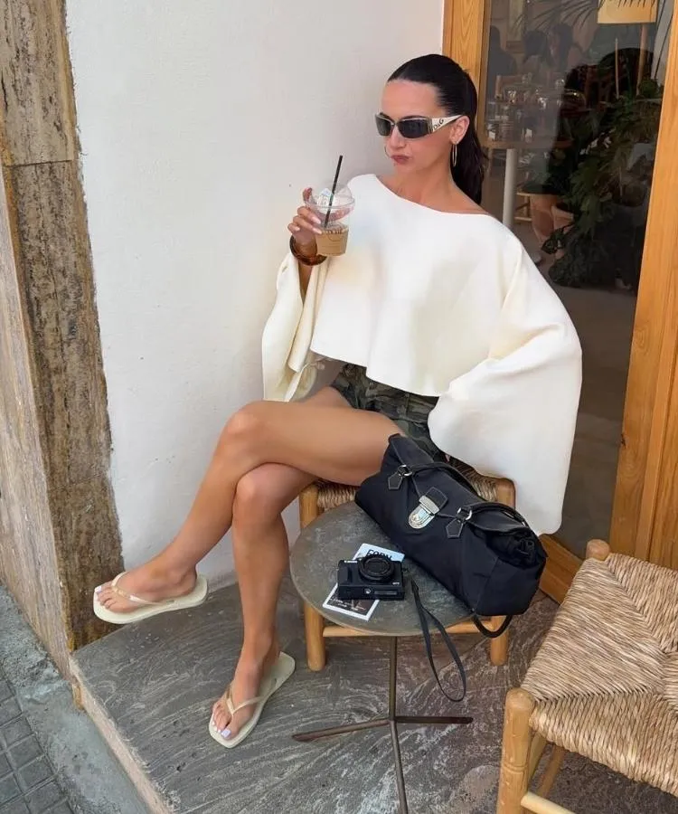 Mulher usando blusa ampla e micro shorts com estampa camuflada