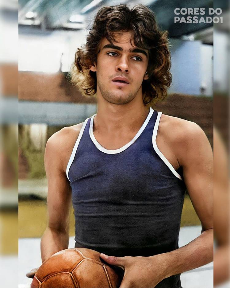 Foto antiga de Oscar Schmidt jovem com bola de basquete nas mãos