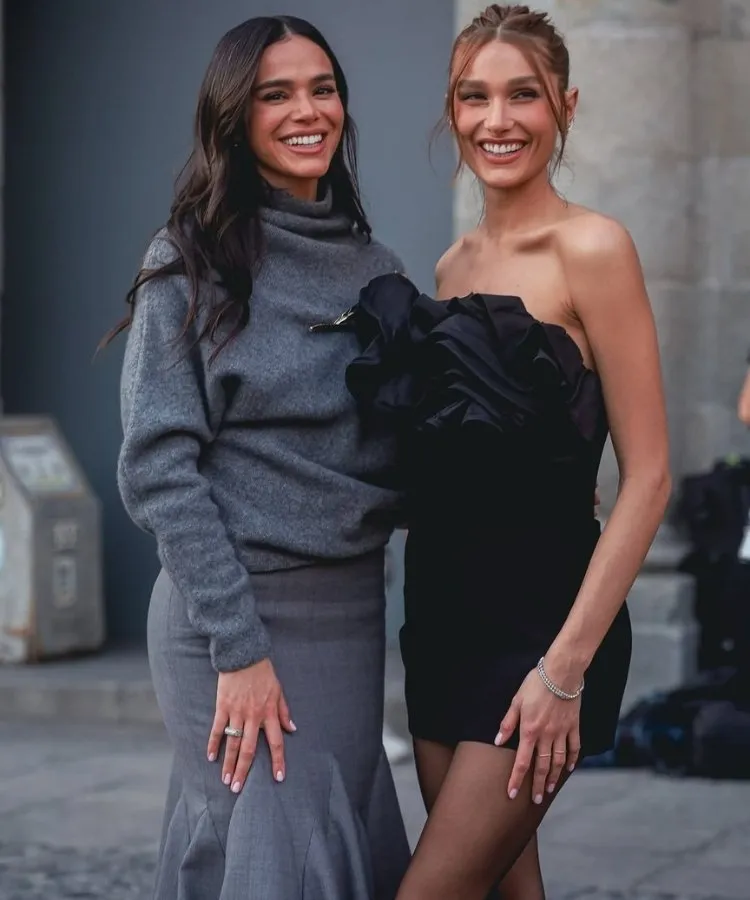 Foto de Bruna Marquezine e Sasha Meneghel no desfile da Carolina Herrera Primavera Verão 2026