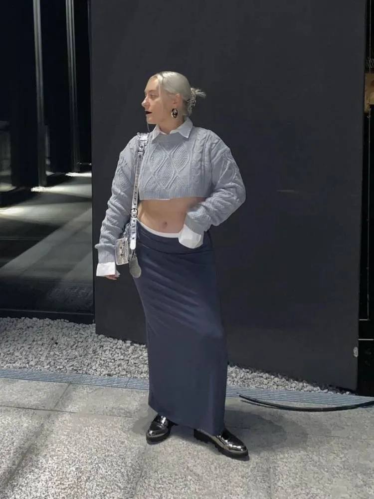 mulher usando cropped de tricô, saia longa e mocassim prateado
