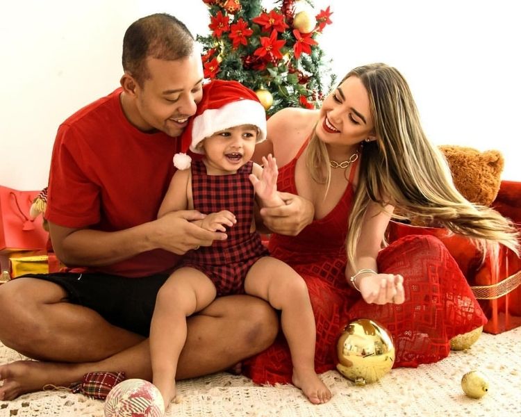família de Mussunszinho, com Karine e Tom, Power Couple. Foto da família do ator, com Karine e Tom.