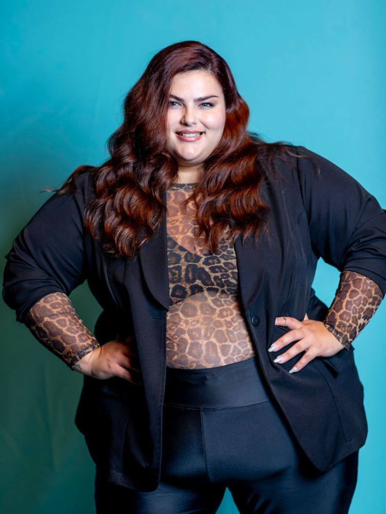 Mayara Russi
usando sutiã preto, segunda pele de onça, blazer preto e calça azul-marinho