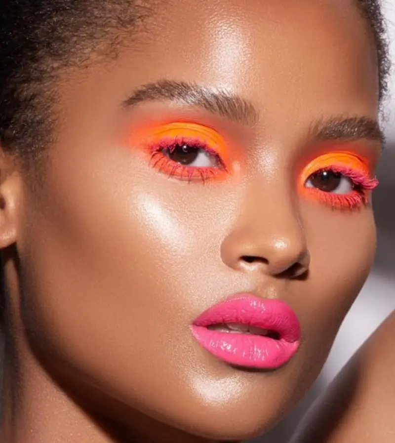 Make para olho laranja neon com cílios rosa