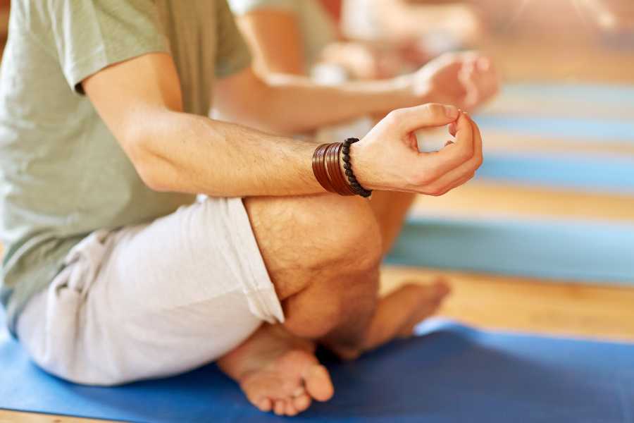 Foto de homem praticando prana no Yoga.