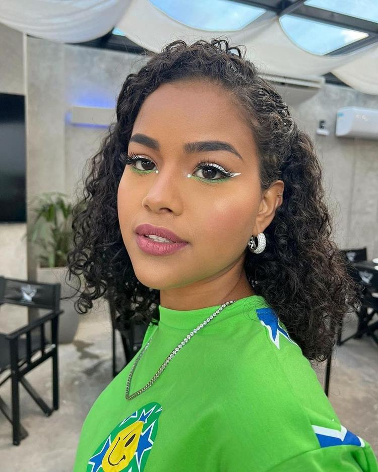 mulher com maquiagem do brasil nas cores da bandeira