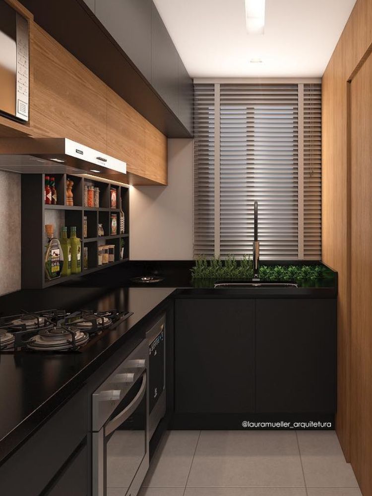 Cozinha em preto com horta atrás da pia