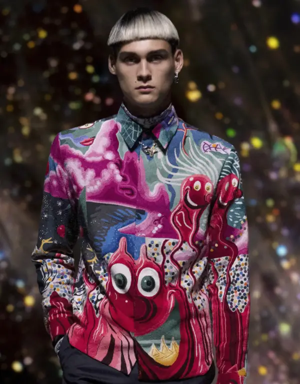 Modelo usa camisa com estampa pop art