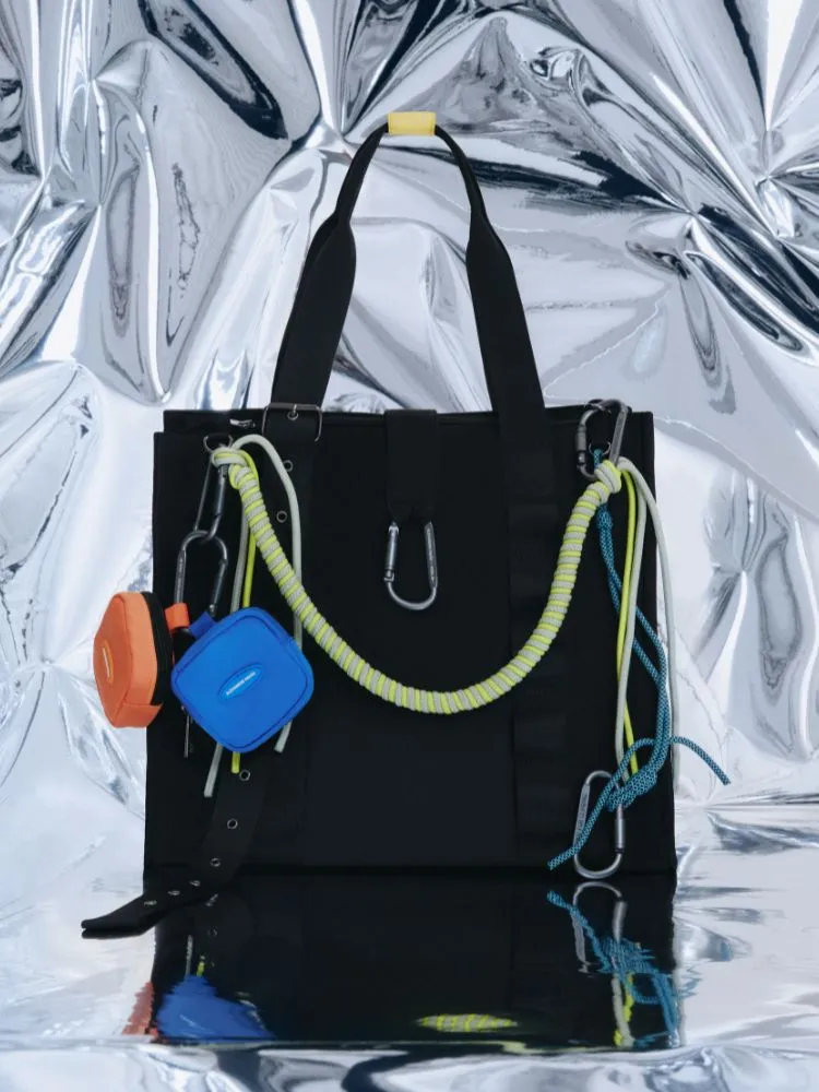 Tote bag preta com charms