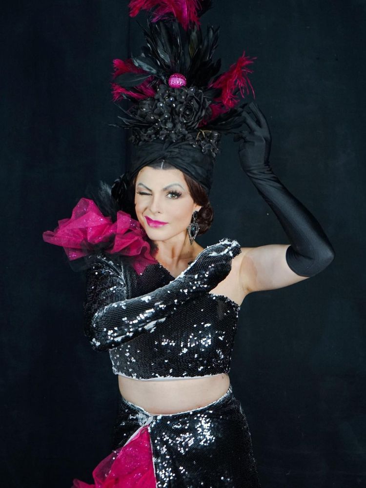 foto da atriz Renata Ricci caracterizada como Carmen Miranda. 