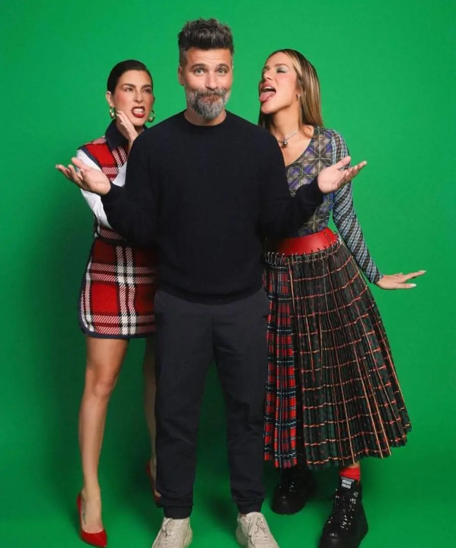 Foto de Bruno Gagliasso, no meio, Fernanda Paes Leme, ao lado direito e Giovanna Ewbank ao lado esquerdo. Foto promocional do podcast "Quem Pode Pod"
