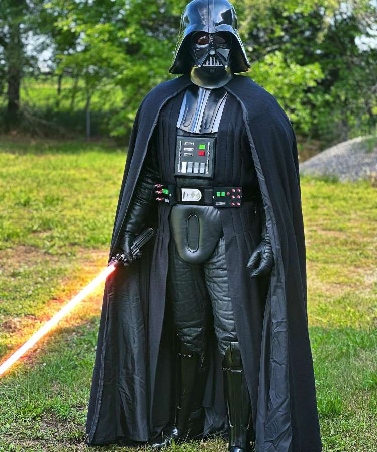 Homem fantasado de Lorde Sith de Star Wars