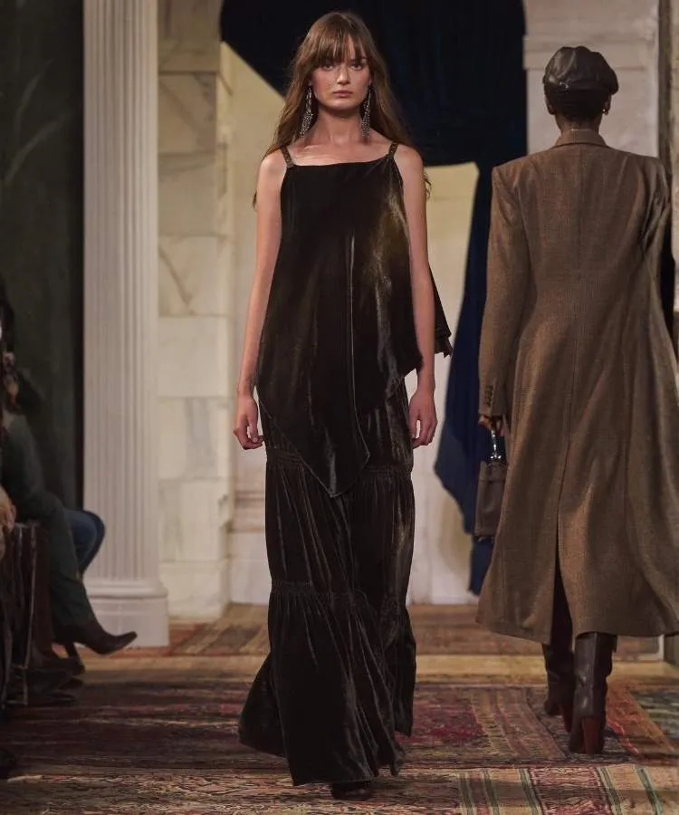 Foto de modelo usando vestido de veludo, uma das tendências da NYFW Outono Inverno 2026
