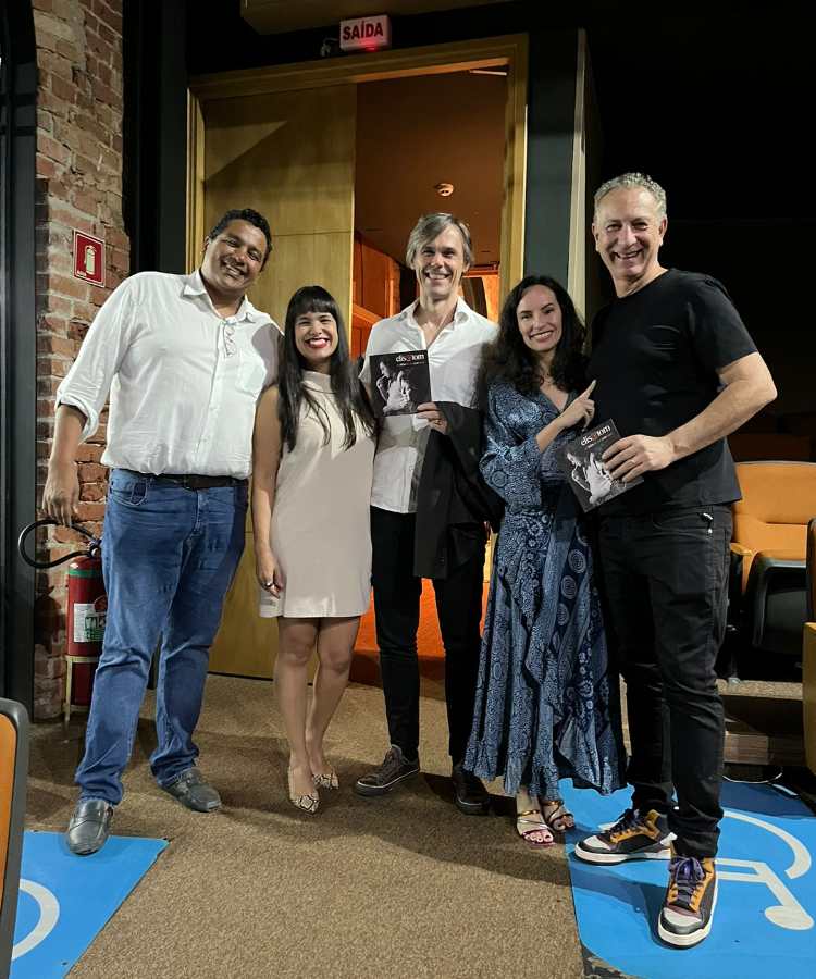 Convidados do evento de estreia. incluindo Denise Pitta e Vinicius, do Fashion Bubbles