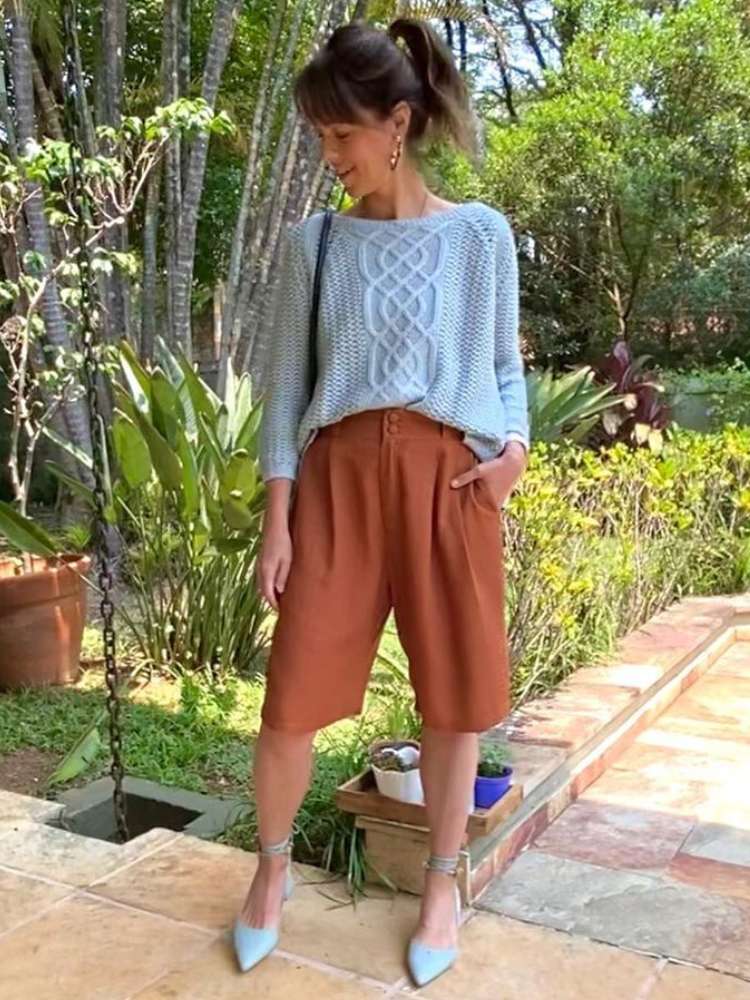 Mulher mostra como usar marrom com azul