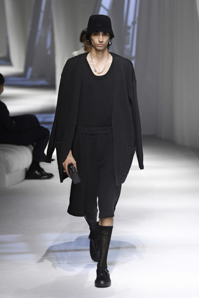 desfile milan fashion week look preto