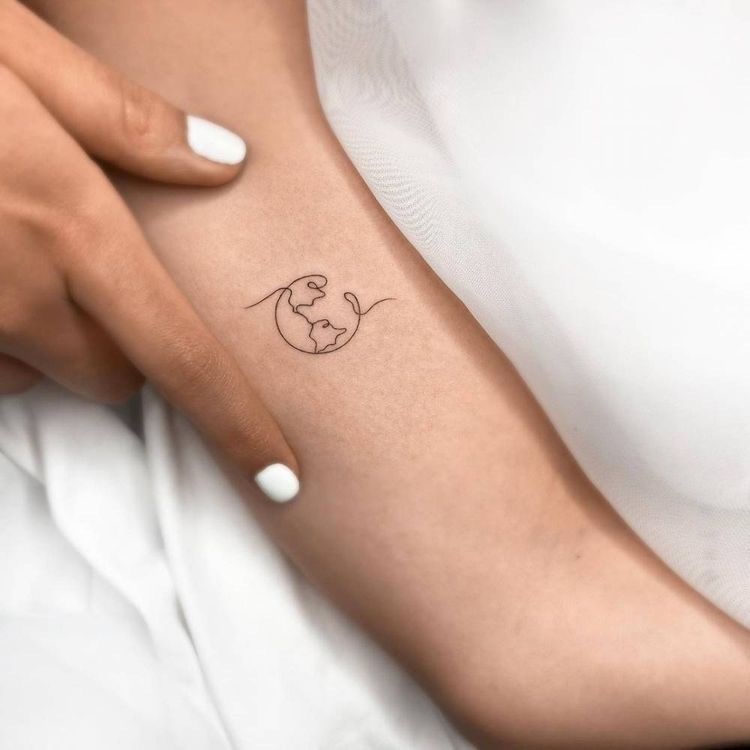 Braço com tatuagem fineline de linha contínua de mapa mundi