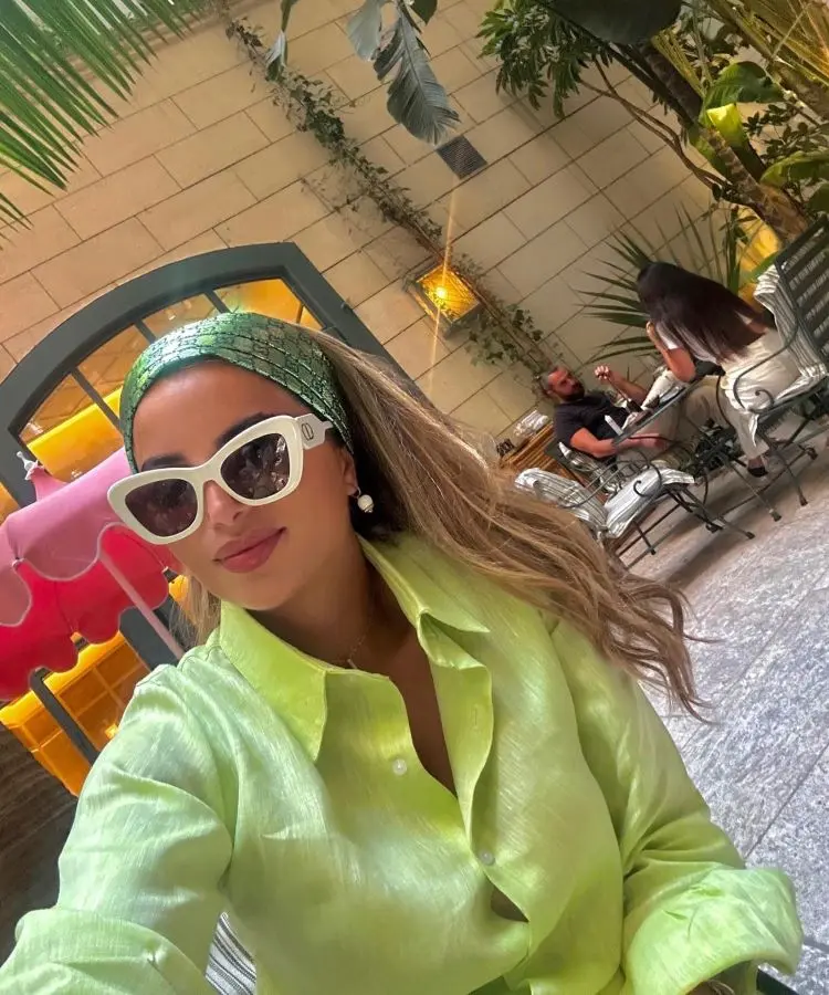 Look com camisa verde, faixa de cabelo e óculos de sol para torcer pelo Brasil