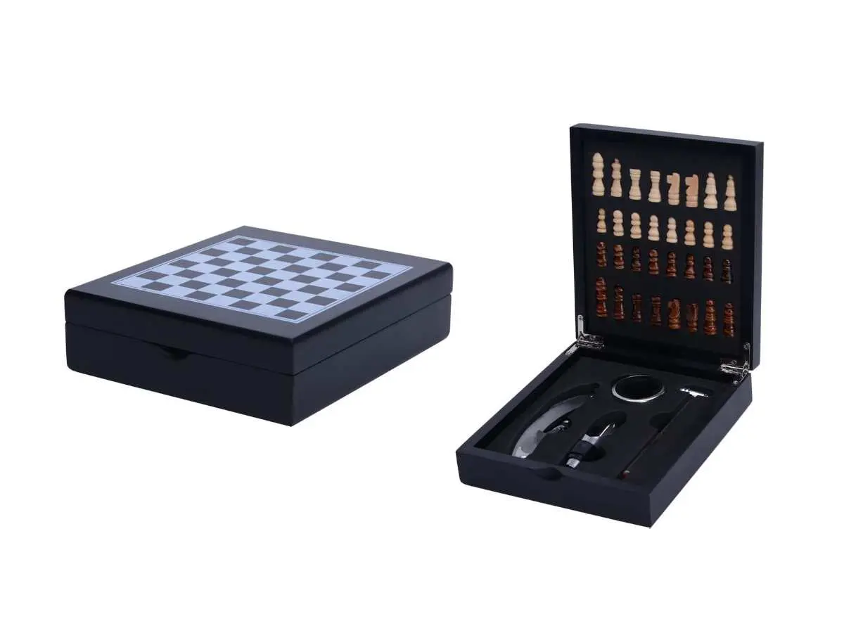 Foto de kit para vinho com jogo zadrez.