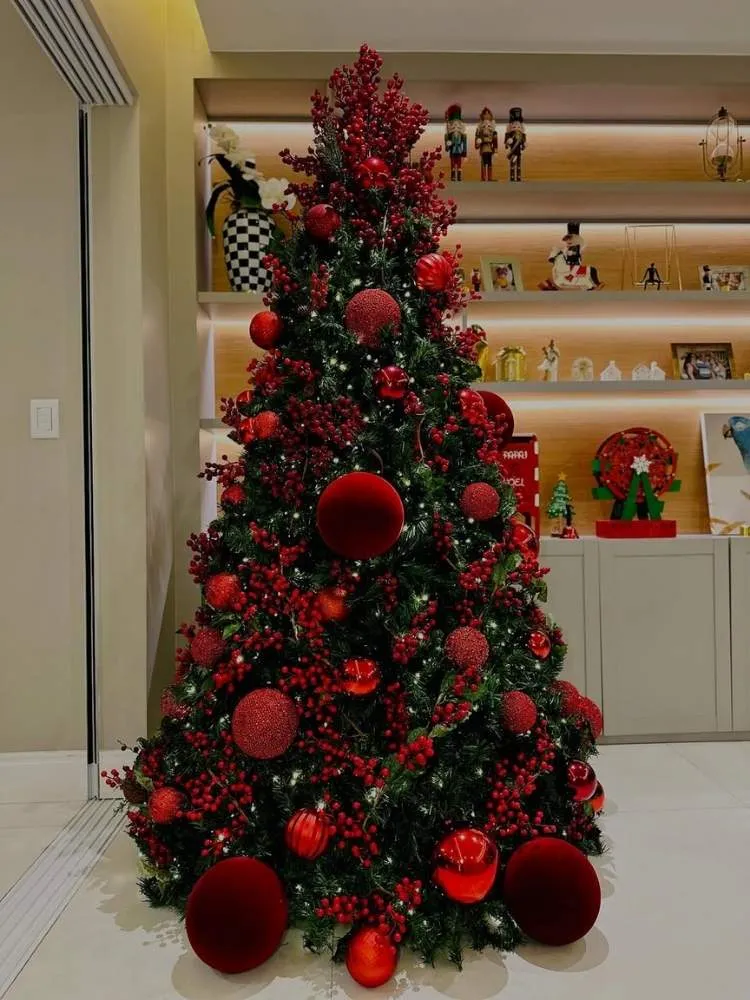 Árvore verde escura decorada em tons de vinho, uma das tendências de decoração para o Natal 2025