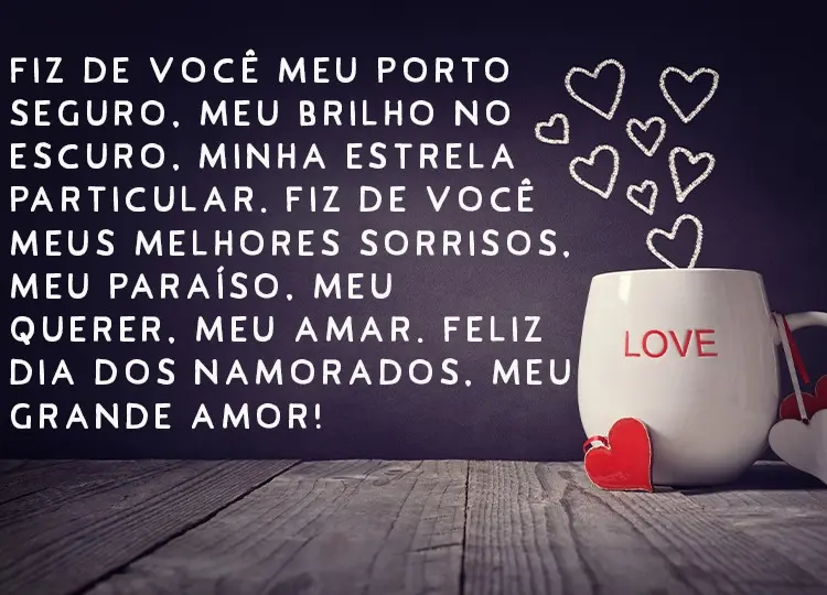 Foto de caneca escrito LOVE, com corações brancos saindo dela e frase "Fiz de você meu porto seguro. Meu brilho no escuro. Minha estrela particular. Fiz de você meus melhores sorrisos. Meu paraíso, meu querer, meu amar. Feliz Dia dos Namorados. Meu grande amor!"