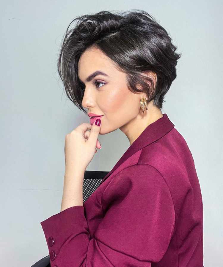 Short bob com franja longa.