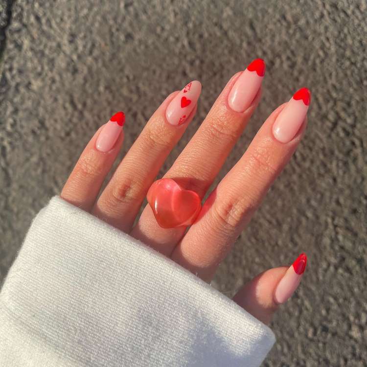 Unhas vermelhas decoradas, coração na ponta e Ás de Copas na filha única