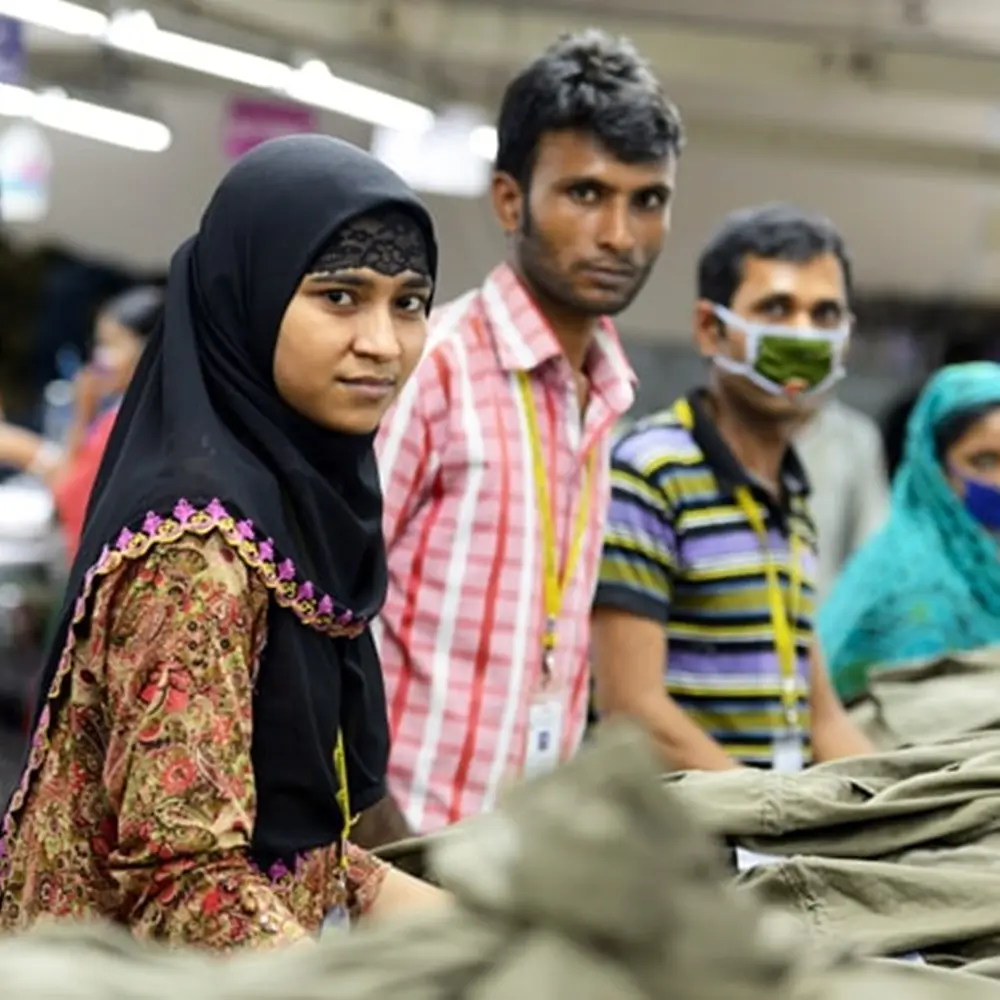 Homens e mulheres em trabalhado de roupas para a moda.