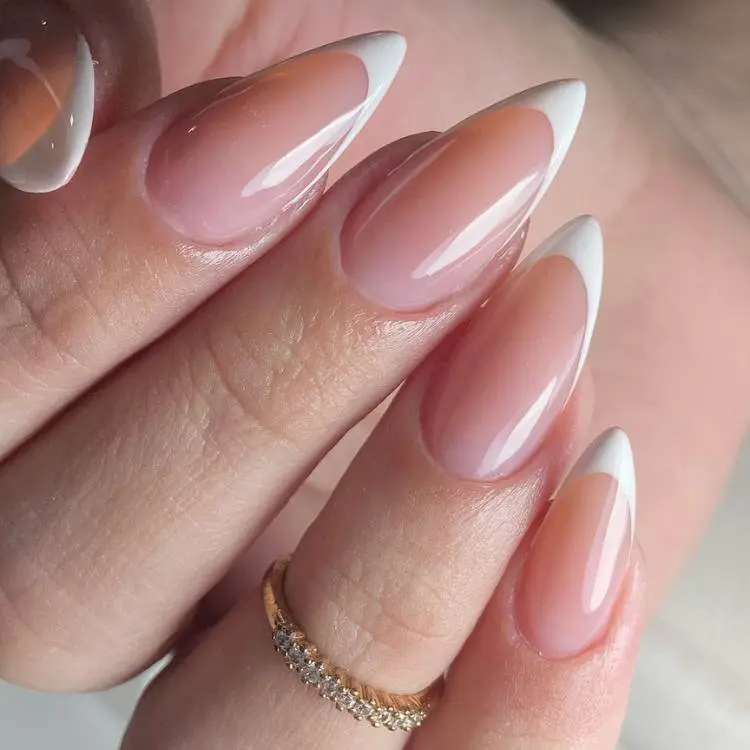 unhas stiletto com francesinha clássica