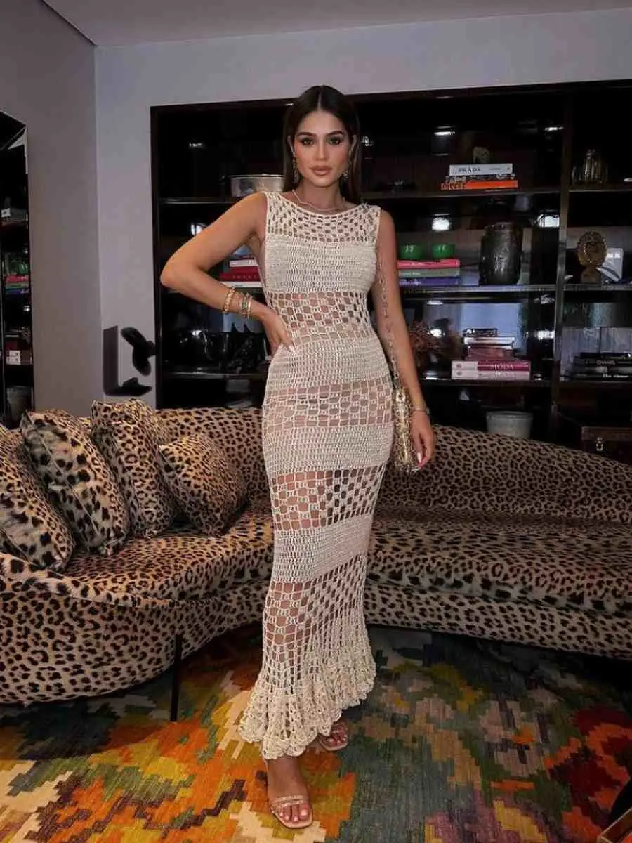 Mulher com look para o Réveillon: vestido de crochê.
