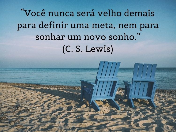 citação famosa de reflexão com foto de cadeiras de praia na areia ao fundo
