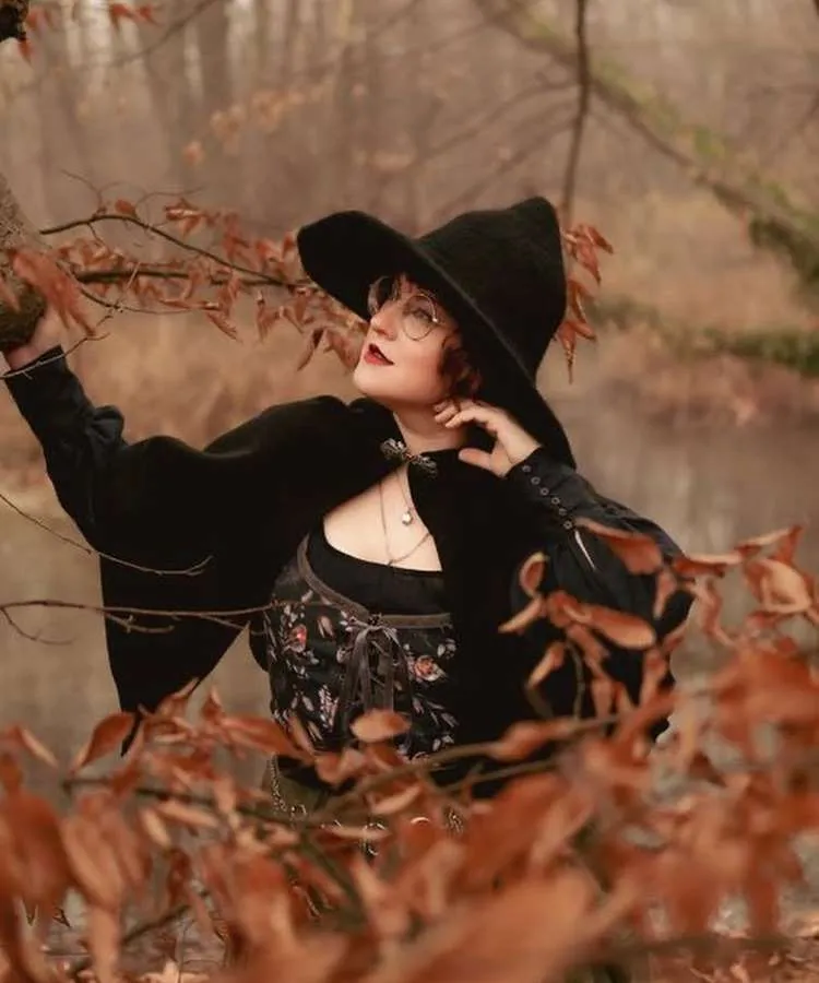 Bruxinha, com capa pequena preta, fantasia para Halloween