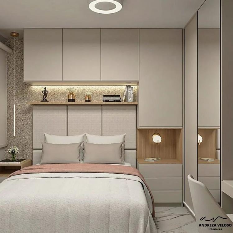 Quarto em tons de cinza com cama de casal, armários suspensos e espelho