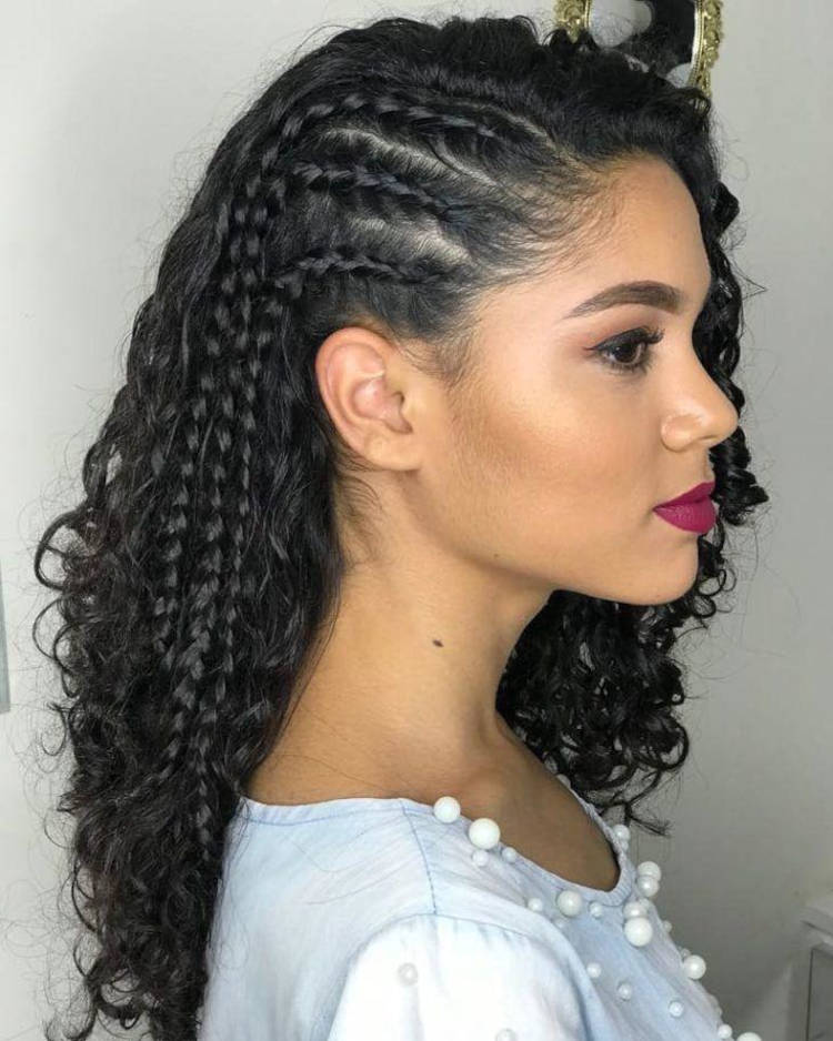 Mulher de pele clara com cabelo preto cacheado com tranças laterais 