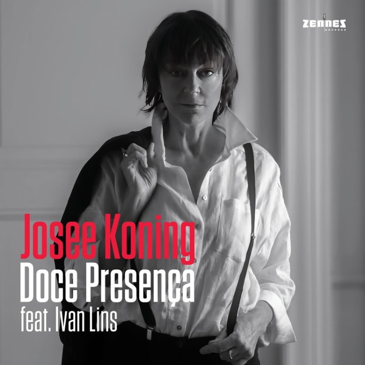 Capa de álbum Doce Presença, com foto de Josee Konibg em branco e preto, usando camisa branca, suspensório e calça 