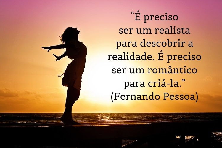 frase de Fernando Pessoa com silhueta de mulher e pôr-do-sol ao fundo