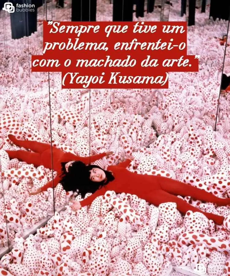 Foto de obra de Yayoi Kusama com frase da artista escrita em cima