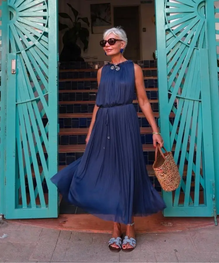 Mulher usando vestido mídi azul-escuro, cor para look de Ano Novo