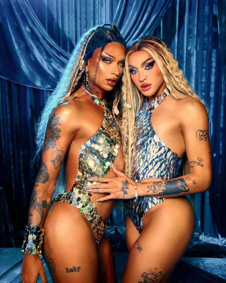 cantoras Pabblo Vittae e Lia Clark com maios coloridos em textura de escama 