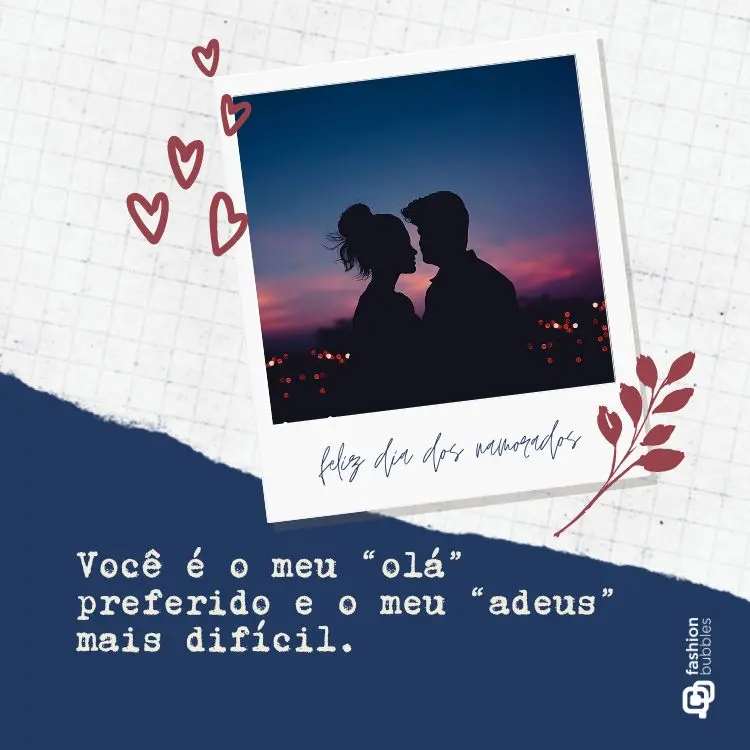 Cartão virtual de fundo azul e branco com foto de homem e mulher  na cidade, além de frase "Você é o meu “olá” preferido e o meu “adeus” mais difícil."
