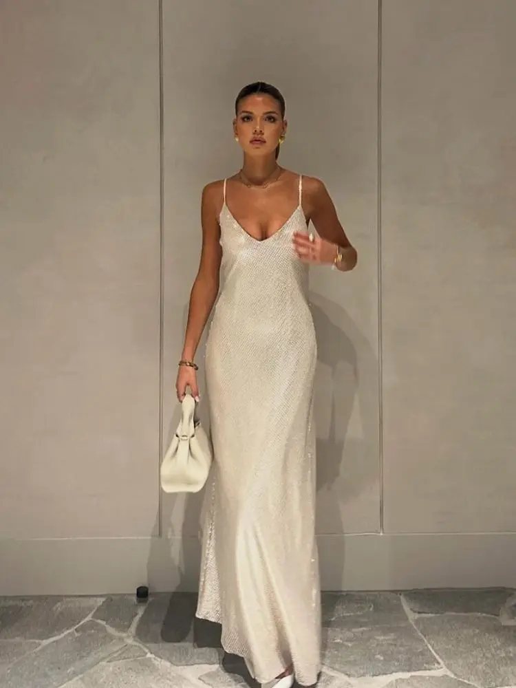 Mulher de pele clara usando slipdress cintilante