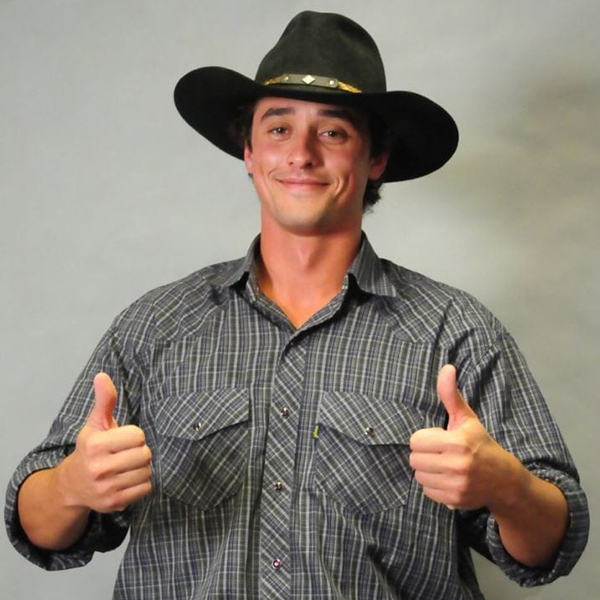 Foto de Fael usando camisa cinza xadrez e chapéu de cowboy