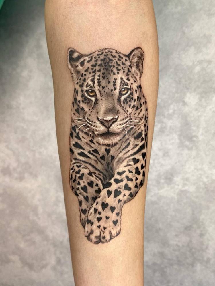Tatuagem feminina realista de onça 