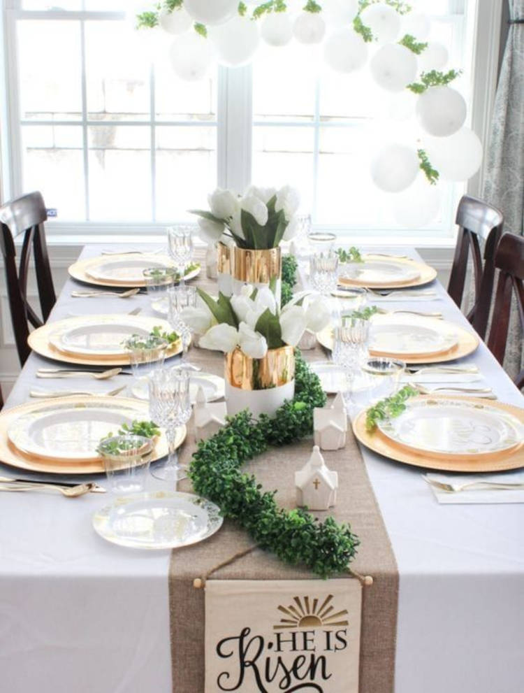Decoração de Páscoa cristã com mesa branca e dourada.
